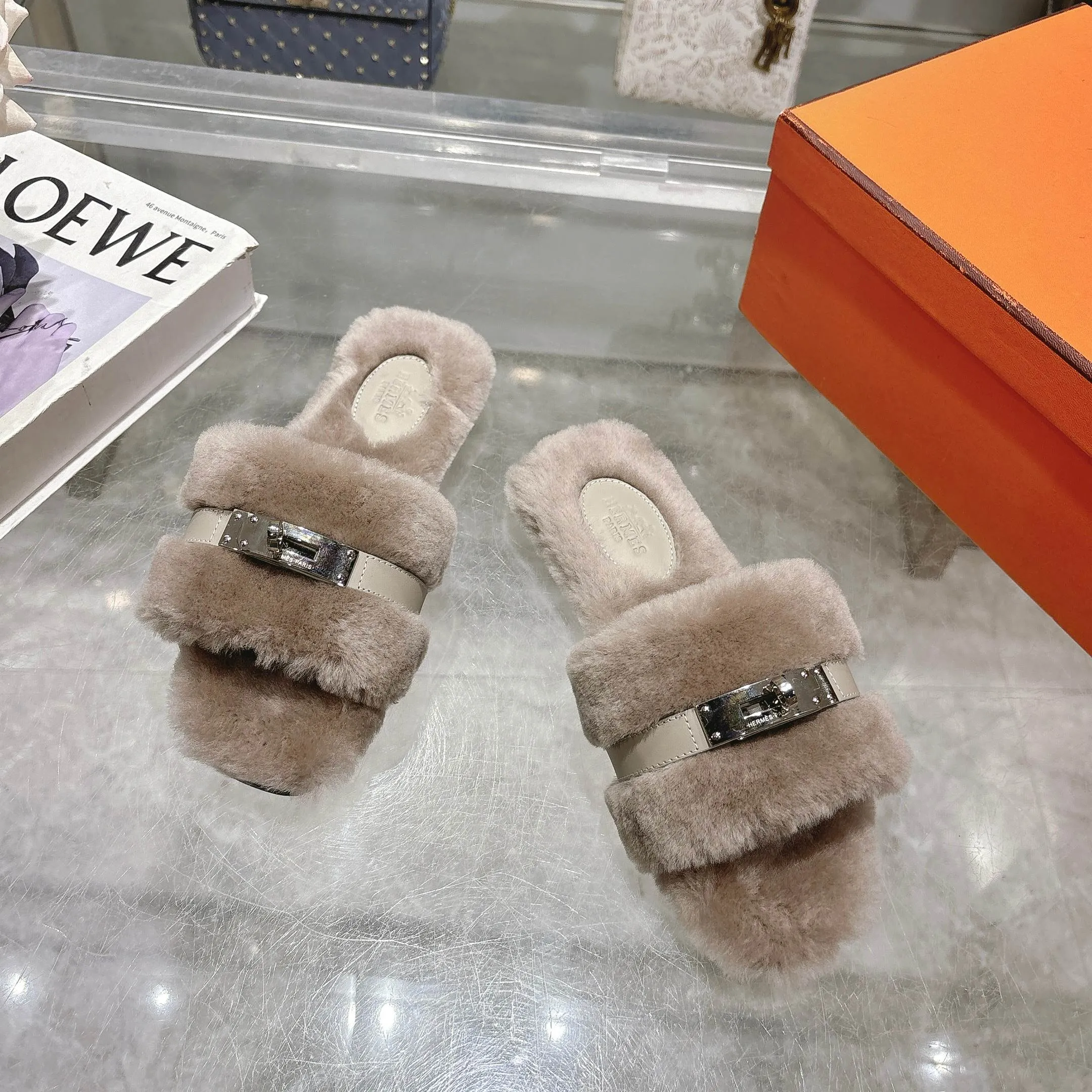 👟👟Ex-factory price 500👟👟 Purchasing agent level Hermes Hermès second uncle hair slippers are in stock all year round. 2025 new and new colors official website, Xiaohongshu synchronizes the latest color matching Hermès hot models are hot online, upgraded workmanship, high quality! Fashionable small wool H-trailers, autumn and winter style flat-soled wool mop, can be customized without standard, non-refundable and non-exchangeable. Fabric: Imported lamb's roll real wool. Lining: Imported lamb's roll real wool. Outsole: Genuine leather outsole. Size: 35-43, [Note: 41, 42, 43 customized]